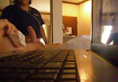 Inglese Milf video gratis di sesso amatoriale con dito rosso scopa il suo Fanny in collant
